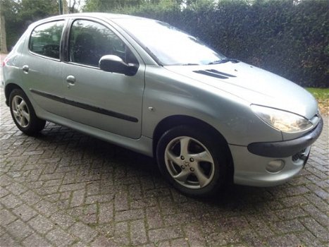 Peugeot 206 - 1.6-16V Gentry - 1