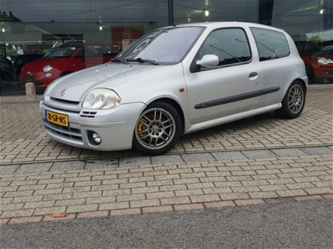 Renault Clio - 2.0-16V RS Wolf in schaapskleren - 1