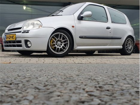 Renault Clio - 2.0-16V RS Wolf in schaapskleren - 1