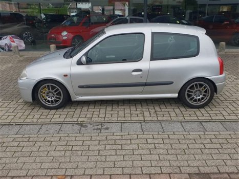 Renault Clio - 2.0-16V RS Wolf in schaapskleren - 1