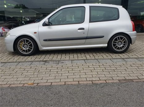 Renault Clio - 2.0-16V RS Wolf in schaapskleren - 1