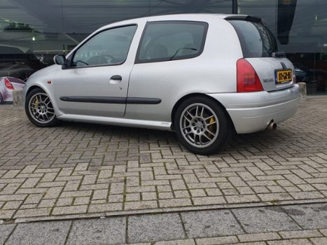 Renault Clio - 2.0-16V RS Wolf in schaapskleren - 1