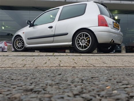 Renault Clio - 2.0-16V RS Wolf in schaapskleren - 1