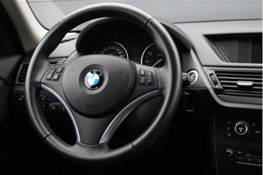 BMW X1 - XDrive20i Business (NAVIGATIE, CLIMA, PDC, LM VELGEN, CRUISE, DEALER ONDERHOUDEN, STUUR BE - 1