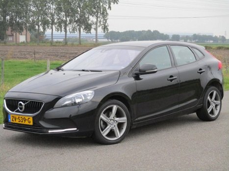 Volvo V40 - 2.0 D2 Momentum Met ECC/Led/Navigatie/Camera - 1