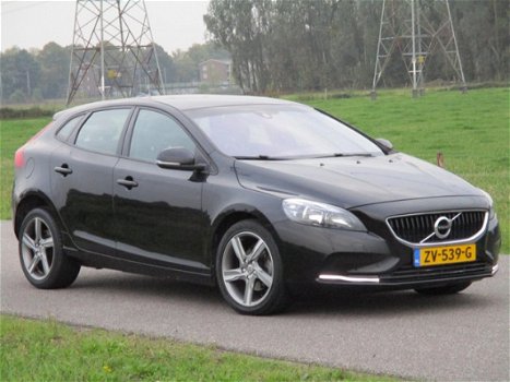 Volvo V40 - 2.0 D2 Momentum Met ECC/Led/Navigatie/Camera - 1