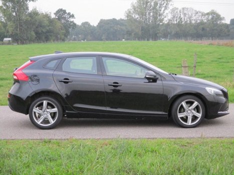 Volvo V40 - 2.0 D2 Momentum Met ECC/Led/Navigatie/Camera - 1