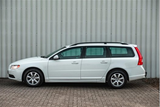 Volvo V70 - T4 180 pk Automaat / Trekhaak/ Cruise Control/ 1600KG geremd - 1