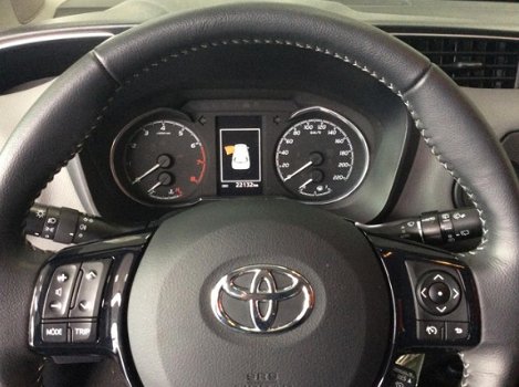 Toyota Yaris - 1.0 VVT-i 69pk 5D Energy + Navi - Lava red - 1