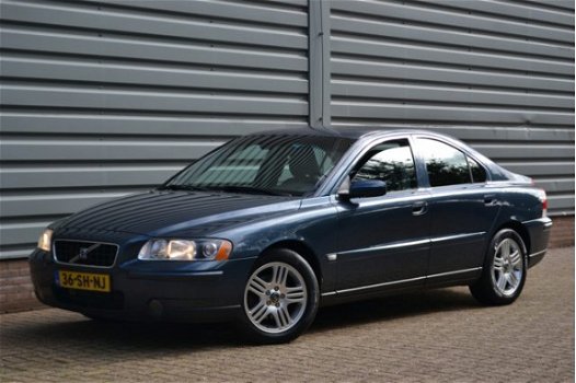 Volvo S60 - 2.4 D5 Kinetic Aut. Leder Airco Trekhaak Pdc + Inruil Mogelijk - 1