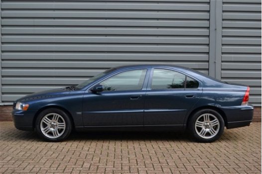 Volvo S60 - 2.4 D5 Kinetic Aut. Leder Airco Trekhaak Pdc + Inruil Mogelijk - 1