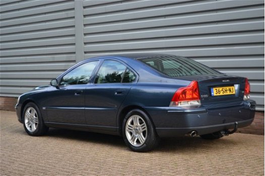 Volvo S60 - 2.4 D5 Kinetic Aut. Leder Airco Trekhaak Pdc + Inruil Mogelijk - 1