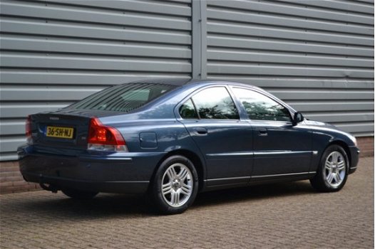 Volvo S60 - 2.4 D5 Kinetic Aut. Leder Airco Trekhaak Pdc + Inruil Mogelijk - 1