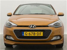 Hyundai i20 - 1.2 HP i-Motion Premium // Panorama dak / Parkeersensoren voor en achter / Trekhaak