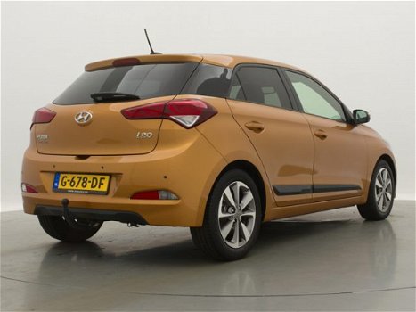 Hyundai i20 - 1.2 HP i-Motion Premium // Panorama dak / Parkeersensoren voor en achter / Trekhaak - 1