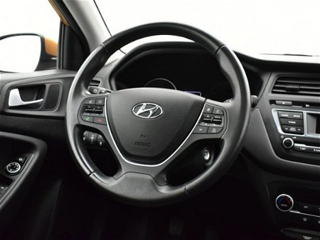 Hyundai i20 - 1.2 HP i-Motion Premium // Panorama dak / Parkeersensoren voor en achter / Trekhaak - 1