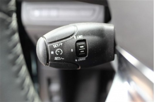 Peugeot 2008 - 1.2 PureTech Active Navigatie, Cruise & Climate control, Trekhaak, parkeersensoren - 1