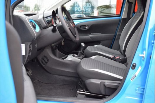 Toyota Aygo - 5-deurs 1.0 VVT-i 72pk x-play | 15'' Lichtmetalen velgen | Chroom Pack | Airco | - 1