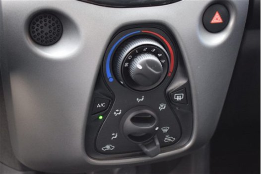 Toyota Aygo - 5-deurs 1.0 VVT-i 72pk x-play | 15'' Lichtmetalen velgen | Chroom Pack | Airco | - 1