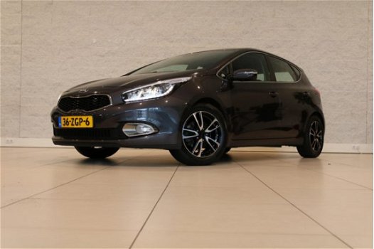 Kia Cee'd - 1.6 GDI Plus Pack Navi / Camera / Climate Control / All Weather banden / LMV - 1