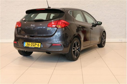 Kia Cee'd - 1.6 GDI Plus Pack Navi / Camera / Climate Control / All Weather banden / LMV - 1