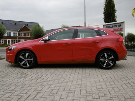 Volvo V40 - 2.0 D2 R-Design * 91.000 km * Navi / 17