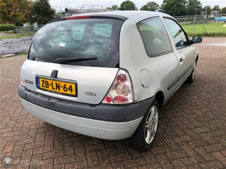 Renault Clio - 1.6 RT LET OP: geen APK - 1