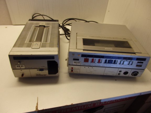 AKAI Power adapter + AKAI Video Cassette Recorder. - nr. 1