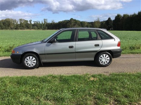 Opel Astra - 1.6i Young Warm en Droog Goed rijden - 1