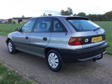 Opel Astra - 1.6i Young Warm en Droog Goed rijden - 1