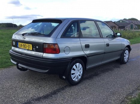 Opel Astra - 1.6i Young Warm en Droog Goed rijden - 1