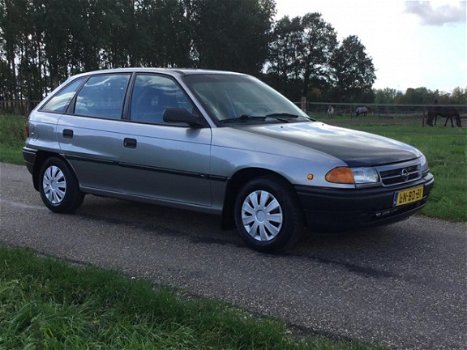 Opel Astra - 1.6i Young Warm en Droog Goed rijden - 1