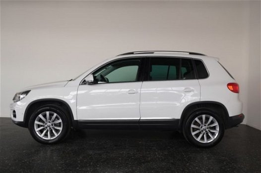 Volkswagen Tiguan - 2.0 TDI 140pk 4Motion Track en Field / Xenon / Navi / Trekhaak - 1