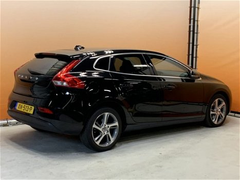 Volvo V40 - 2.0 T2 Momentum lage km stand stoelverwarming 4x - 1