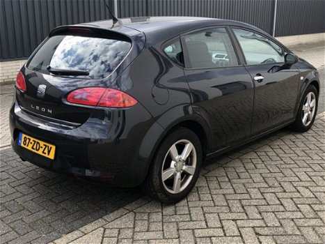 Seat Leon - 1.6 Sportstyle nw APK airconditioning, lichtmetalen velgen, privacy glass, sportstoelen, - 1