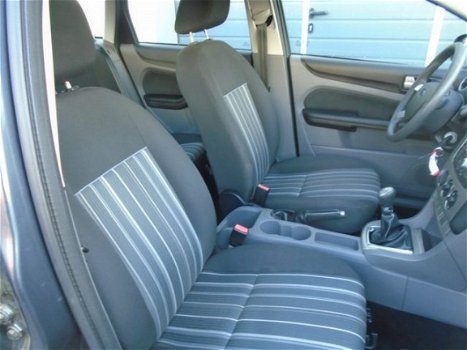 Ford Focus Wagon - 1.6 16V Comfort Airco, Cruise Distr.VV - 1