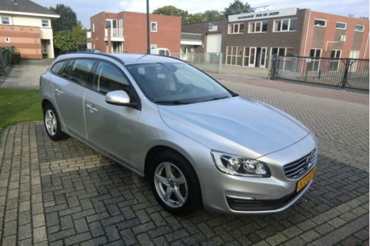 Volvo V60 - 1.6 D2 Kinetic Trekhaak Navi Ecc-Airco Lmv Pdc 6-bak enz. GEEN AFLEVERINGSKOSTEN - 1