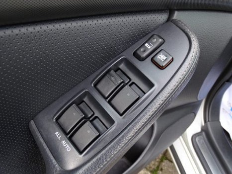 Toyota Avensis Wagon - 2.0 VVTi Executive | Leder | Stoelverwarming | Lichtmetalen velgen - 1
