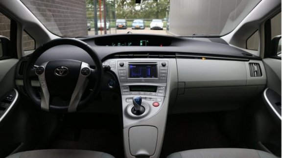 Toyota Prius - 1.8 Dynamic Business | Navigatie | Achteruitrijcamera | Climate controle | Cruise con - 1