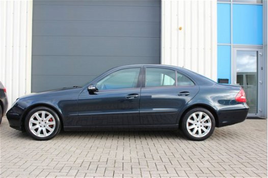 Mercedes-Benz E-klasse - 240 Avantgarde Automaat/Navigatie/Youngtimer - 1