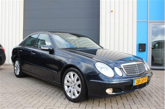 Mercedes-Benz E-klasse - 240 Avantgarde Automaat/Navigatie/Youngtimer - 1