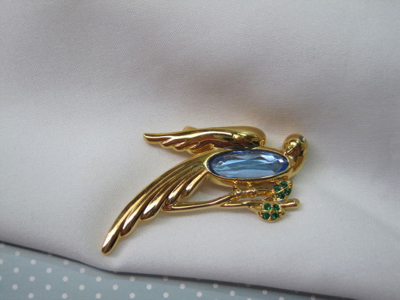 Broche Monet goudkleurige papegaai met blauwe glassteen 6.0x3.9 cm - nr. 1