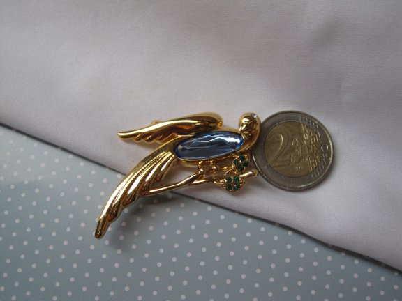 Broche Monet goudkleurige papegaai met blauwe glassteen 6.0x3.9 cm - Afbeelding 2