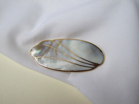 Broche parelmoer met een verguld randje en versiering 6.5x3.0 cm - nr. 1