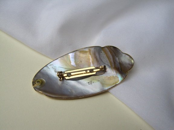 Broche parelmoer met een verguld randje en versiering 6.5x3.0 cm - Afbeelding 2