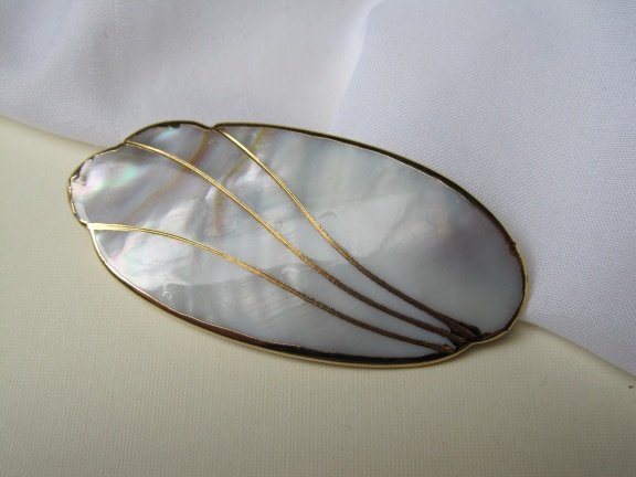 Broche parelmoer met een verguld randje en versiering 6.5x3.0 cm - Afbeelding 3