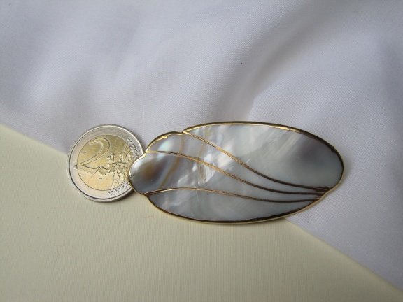 Broche parelmoer met een verguld randje en versiering 6.5x3.0 cm - Afbeelding 4