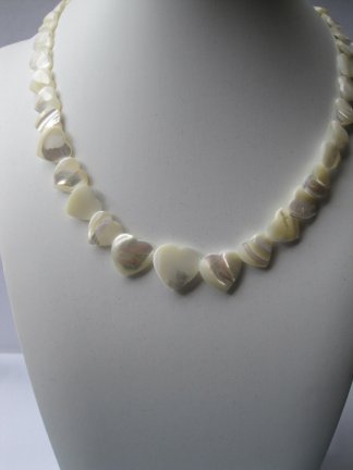 Ketting Avon parelmoer hartjes kralen 42.6 cm - nr. 1