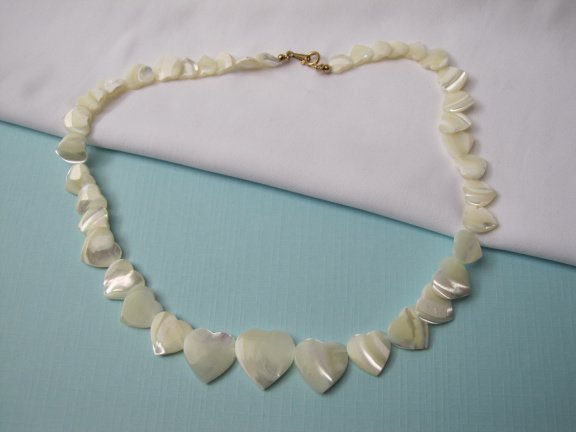 Ketting Avon parelmoer hartjes kralen 42.6 cm - Afbeelding 2