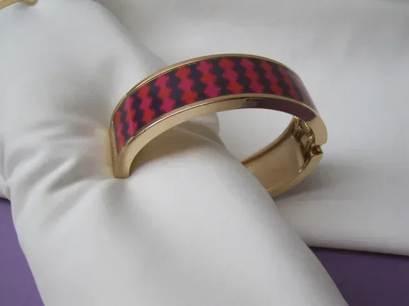Armband Avon goudkleurig klap model met hard roze en paars gekleurde band 6.2x5.0 cm. - nr. 1
